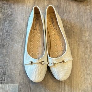 Victoria K White Flats
